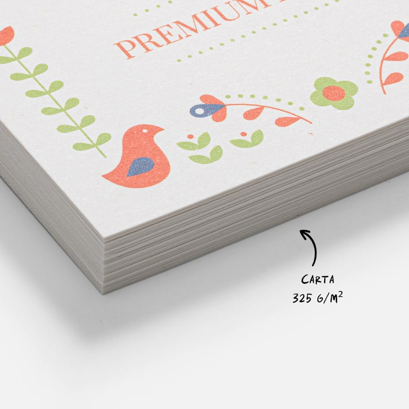 Primo piano raffigurante una pila di biglietti da visita in carta di canapa, con una nota che indica la grammatura di 325 g/m².