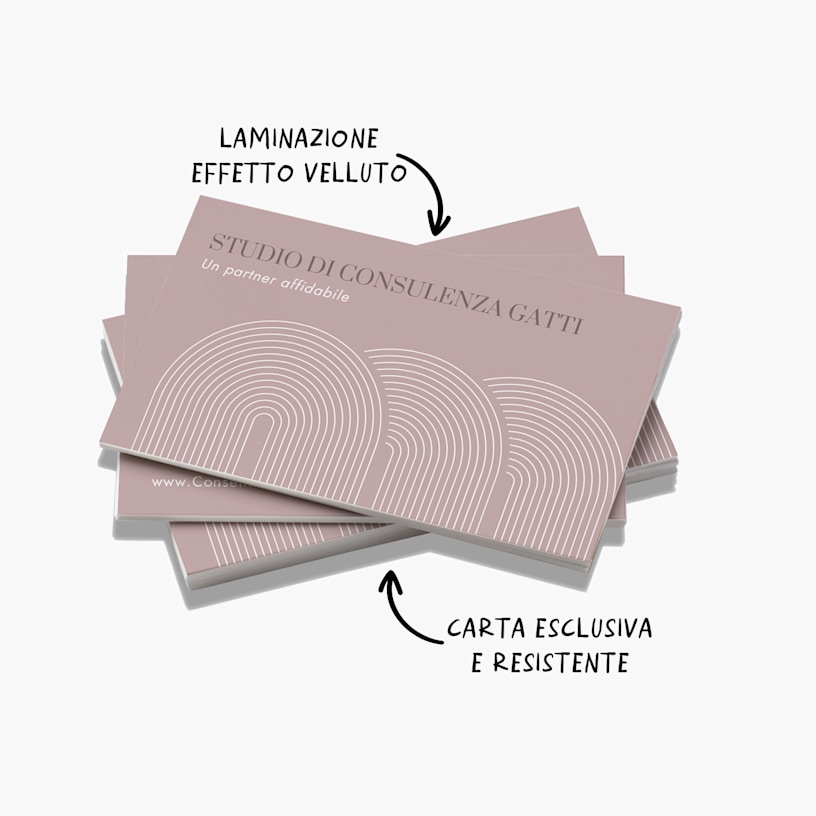 Primo piano raffigurante dei biglietti da visita in carta Soft Touch per un’attività di consulenza, con una nota che indica che sono realizzati in un tipo di carta resistente e dall’aspetto distintivo, con una plastificazione setosa al tatto.