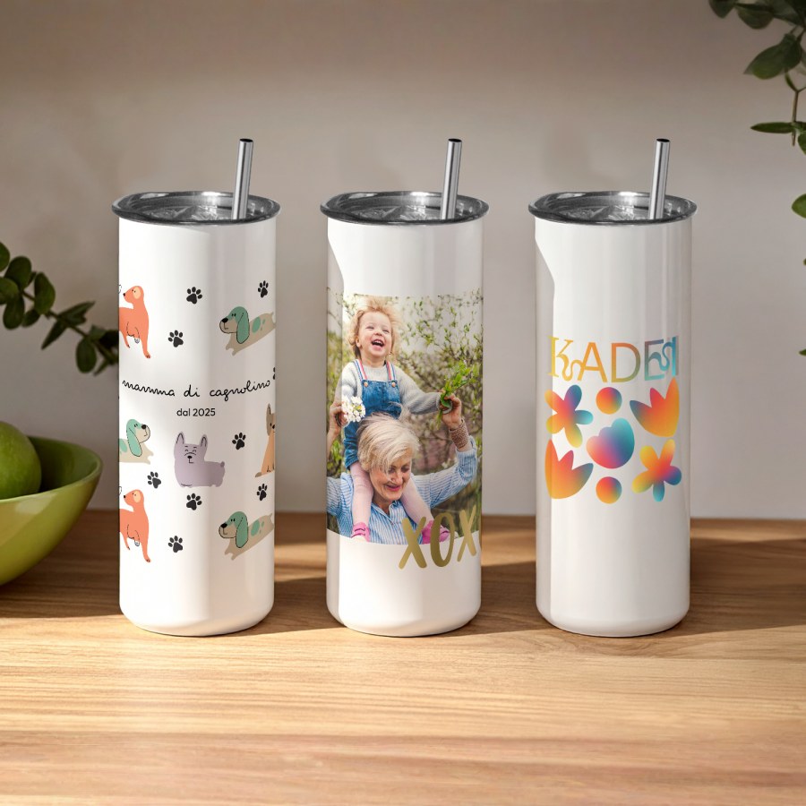 Tre tazze termiche personalizzate con design diversi: illustrazioni di cani, una foto di famiglia e il nome di un’impresa. 