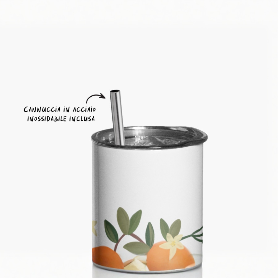 Una tazza termica personalizzata con una dicitura che indica che la cannuccia in acciaio inossidabile è inclusa. 