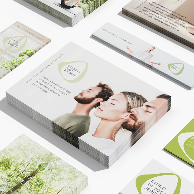 Vari biglietti personalizzati di diverse forme e dimensioni disposti l’uno accanto all’altro, personalizzati per un ritiro di yoga