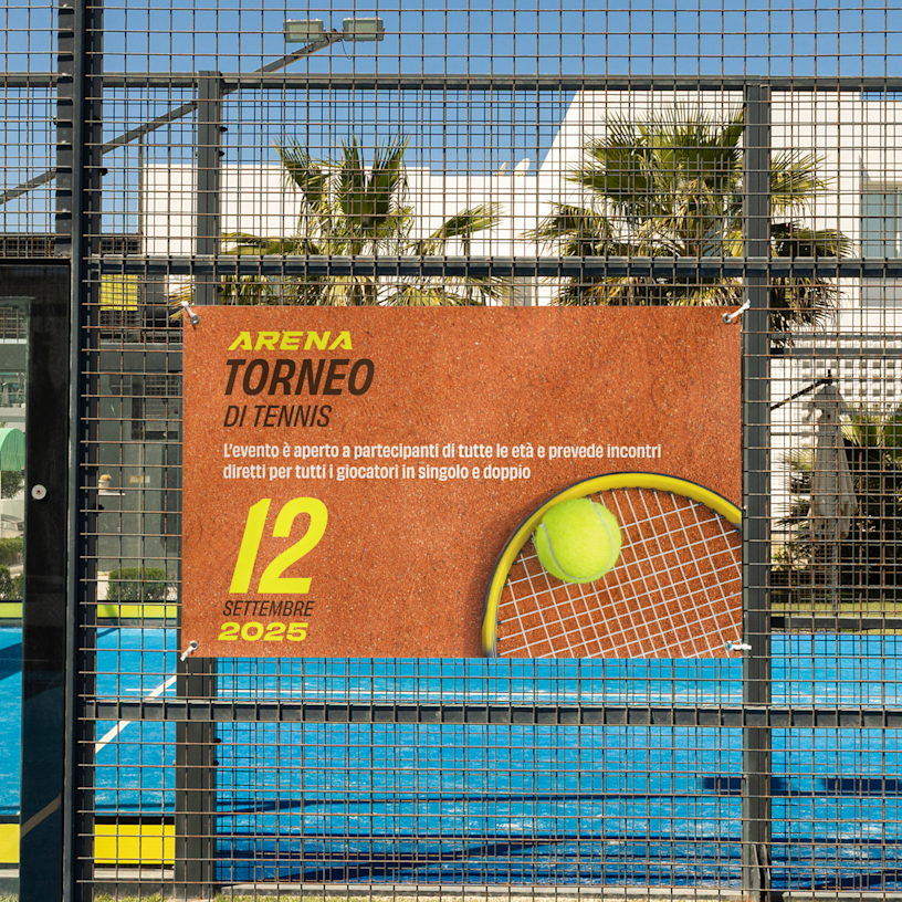 Uno striscione standard per un torneo di tennis, appeso al recinto di un campo grazie agli appositi occhielli.