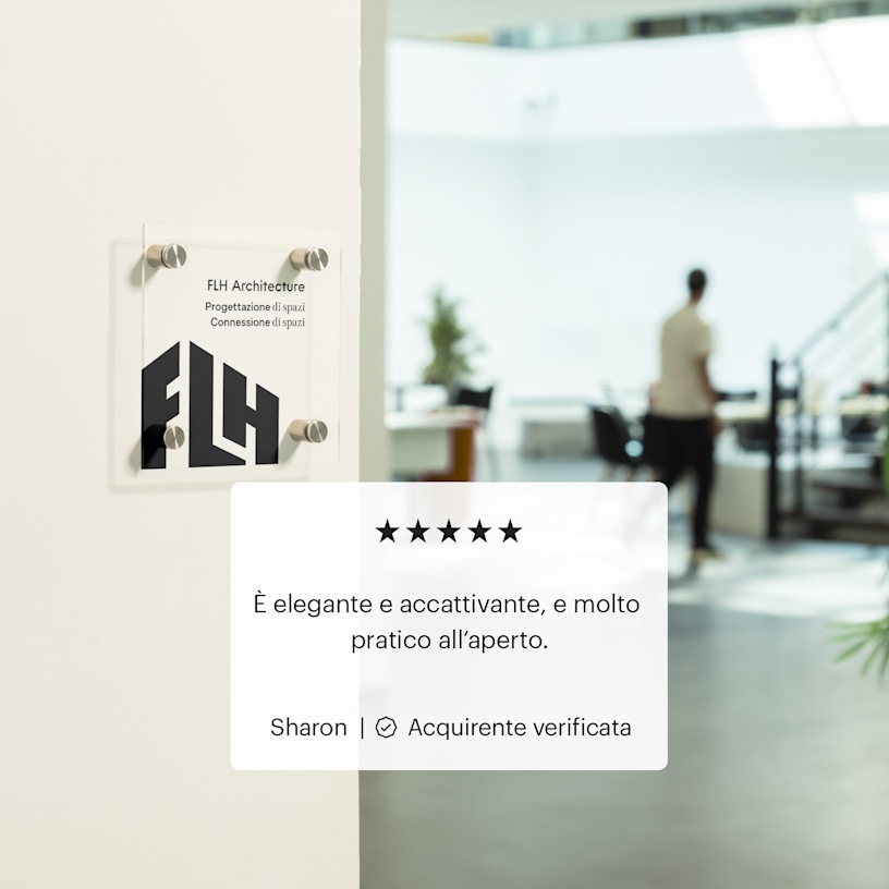 un cartello quadrato in acrilico con logo su una porta di legno in un ufficio