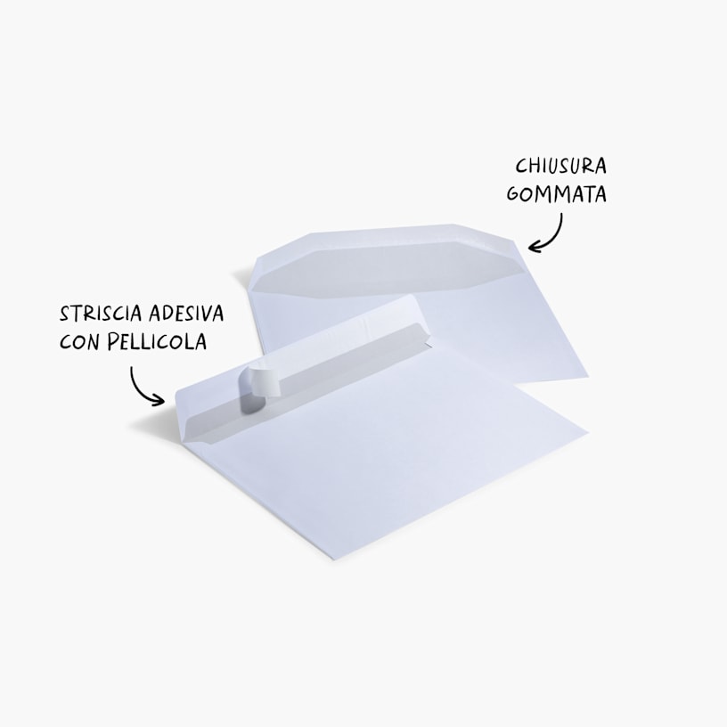 Primo piano di una busta da lettera aziendale bianca con una striscia adesiva parzialmente scoperta, che mette in evidenza la pellicola protettiva da rimuovere per sigillarla.