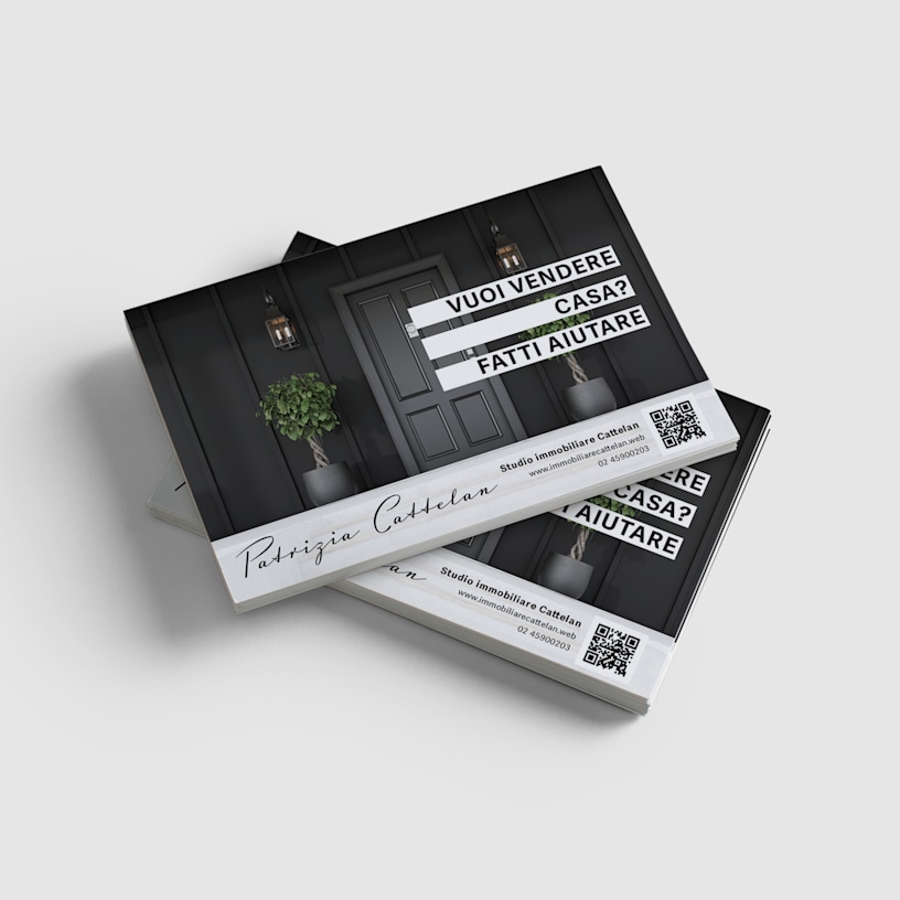 Una pila di cartoline promozionali per un’agenzia immobiliare.