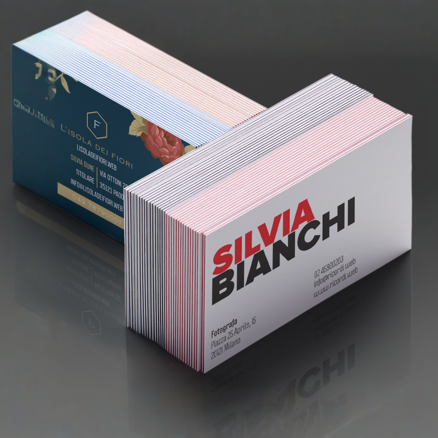 Due pile di biglietti da visita multistrato per due diverse attività.