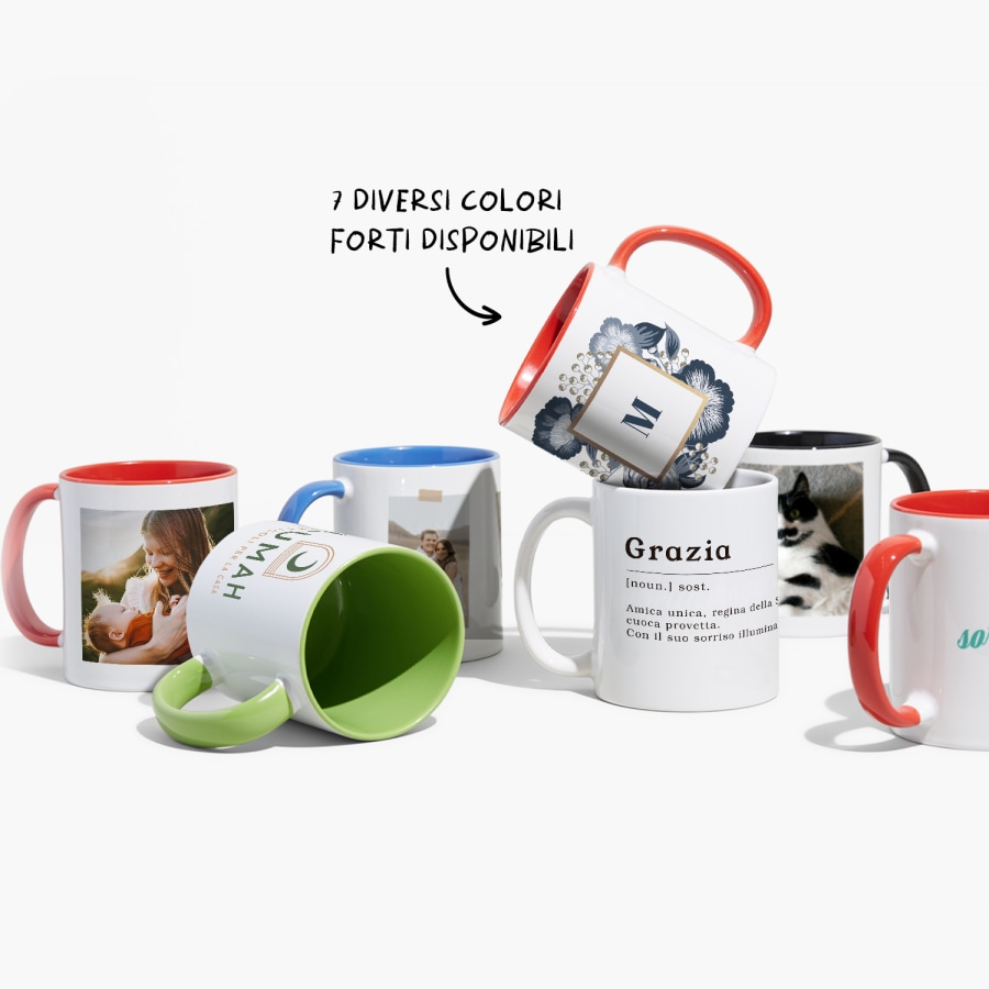 Sette tazze personalizzate con foto e design, accanto a una nota che dice che ci sono otto opzioni di colorazioni disponibili per i dettagli. 