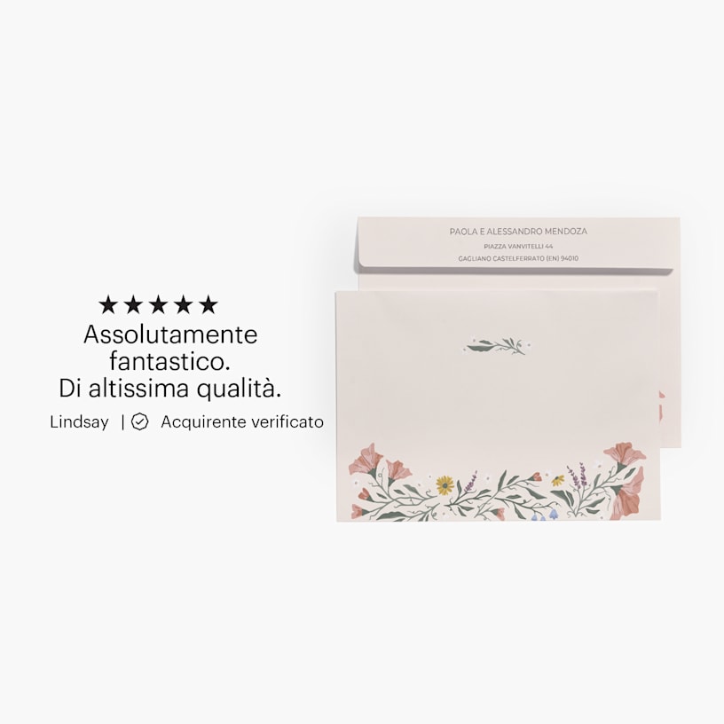 Il fronte e il retro di una busta con design floreale su cui sono stampati l’indirizzo del destinatario e l’indirizzo di ritorno al mittente, con la recensione di una cliente: “Un articolo eccezionale e di qualità.” 