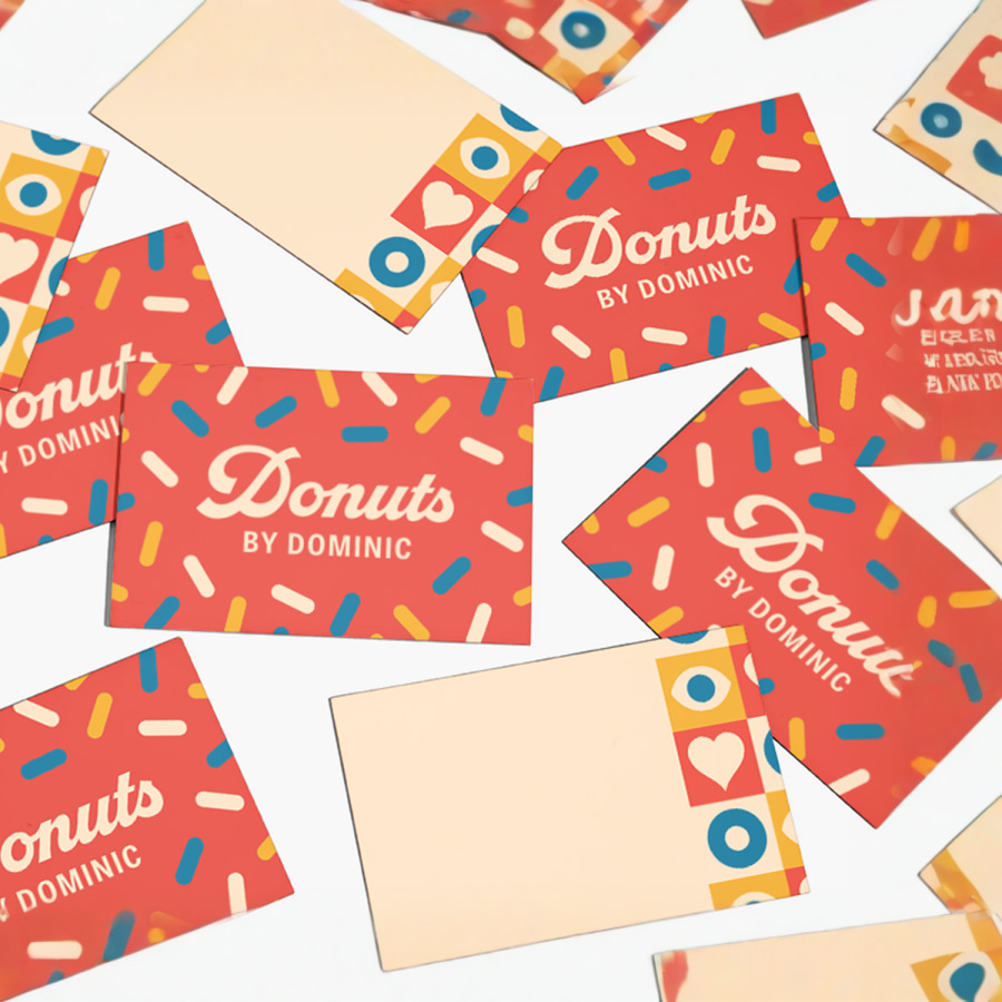 Design del lato anteriore e posteriore di diversi biglietti da visita multistrato per un negozio di dolci.