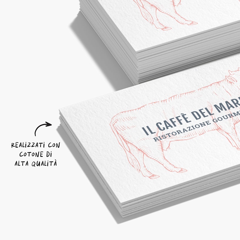 Biglietti da visita per un ristorante gastronomico con una nota che indica che sono realizzati in cotone di alta qualità.