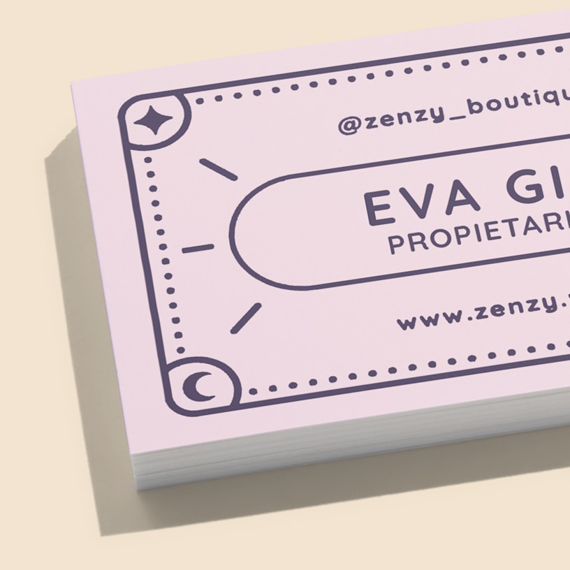 Primo piano di una pila di biglietti da visita in carta Soft Touch per una boutique.