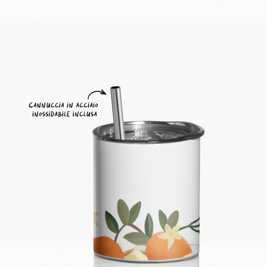 Una tazza termica personalizzata con una dicitura che indica che la cannuccia in acciaio inossidabile è inclusa. 