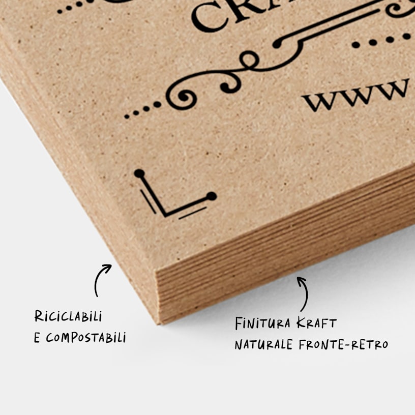 Una pila di biglietti da visita in carta Kraft con accanto delle note che indicano che sono riciclabili, compostabili e che hanno una finitura naturale su entrambi i lati.