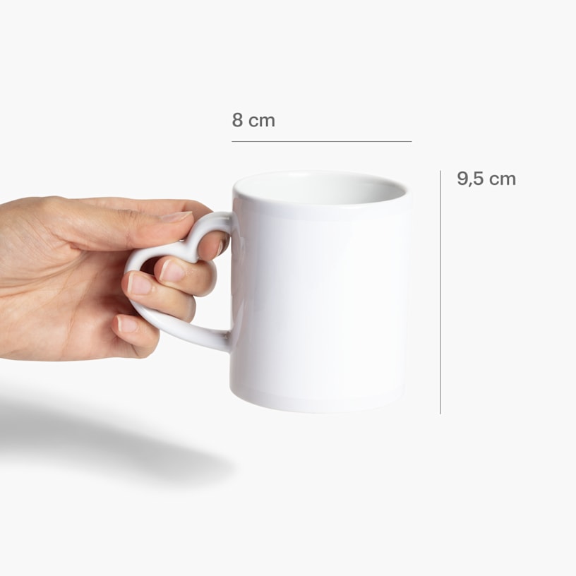 Una tazza con manico a cuore con l’indicazione delle dimensioni: 8 x 9,5 cm.  