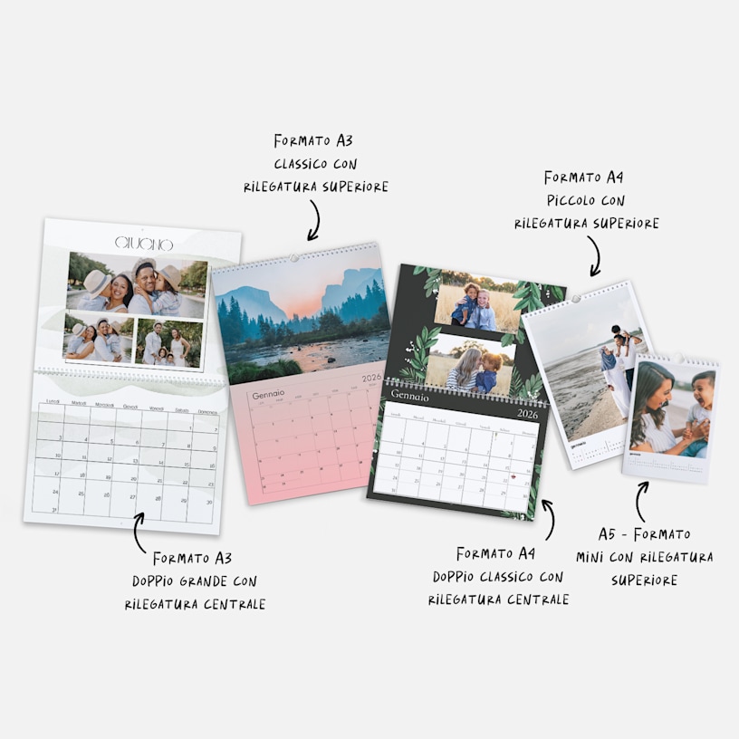 Un assortimento di calendari da parete personalizzati con foto, in vari formati e con diversi design. Su delle note c’è scritto che sono disponibili diversi formati. 