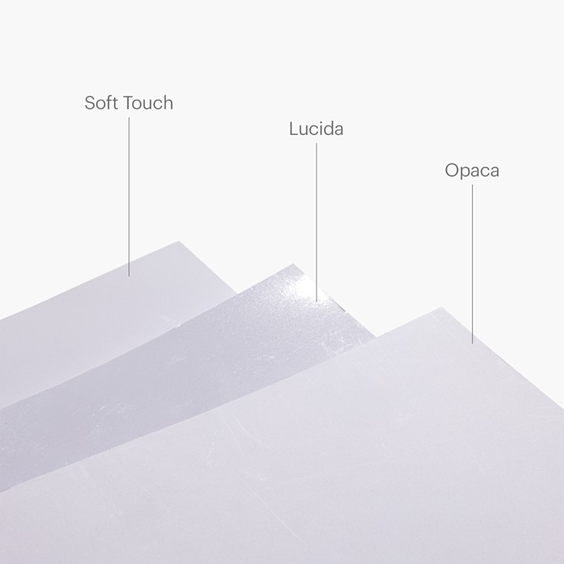 Pila di quaderni personalizzati che mostrano vari layout delle pagine interne, tra cui carta bianca, a puntini e a quadretti.