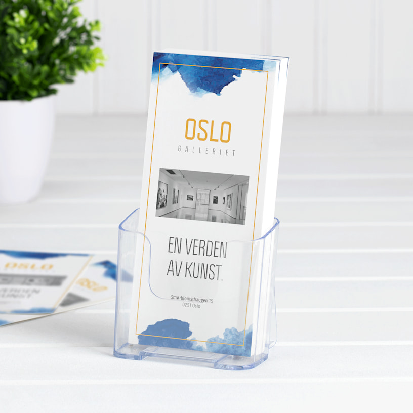 En DL brosjyreholder i plast som viser frem en bunke galleribrosjyrer.