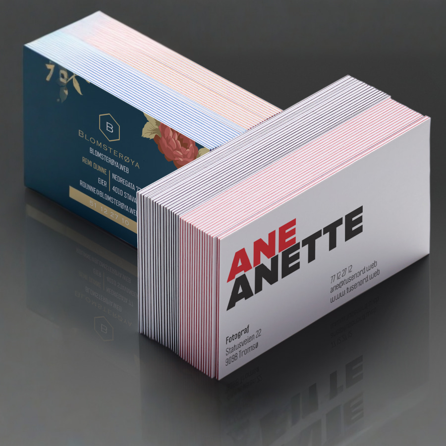 To bunker med ekstra tykke visittkort for to ulike bedrifter.