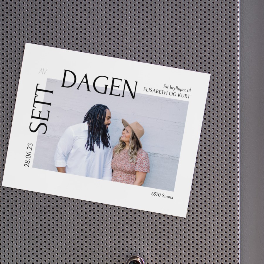 En sett av dagen-magnet med et bilde av et par. 