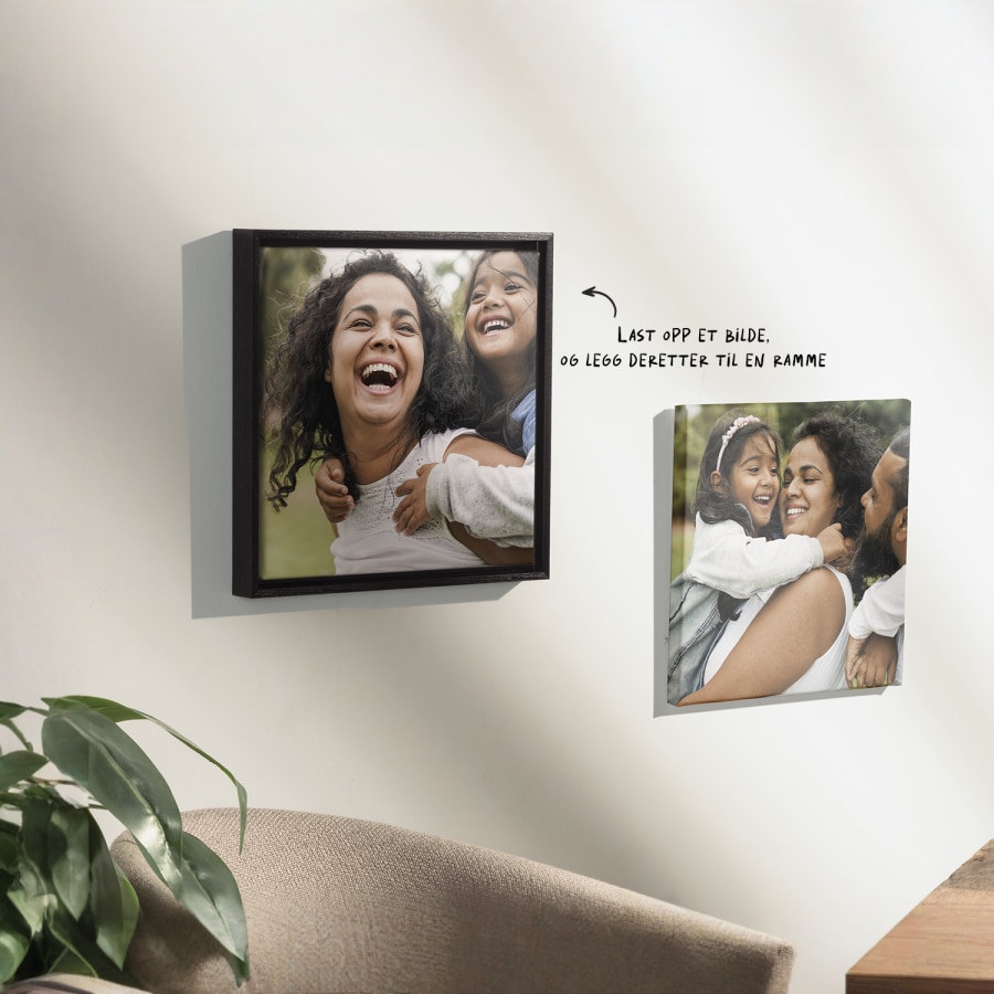 To tilpassede trykk på lerret med familiebilder på en vegg. En merknad sier at du kan laste opp bildet ditt og deretter legge til en ramme til lerretet ditt. 