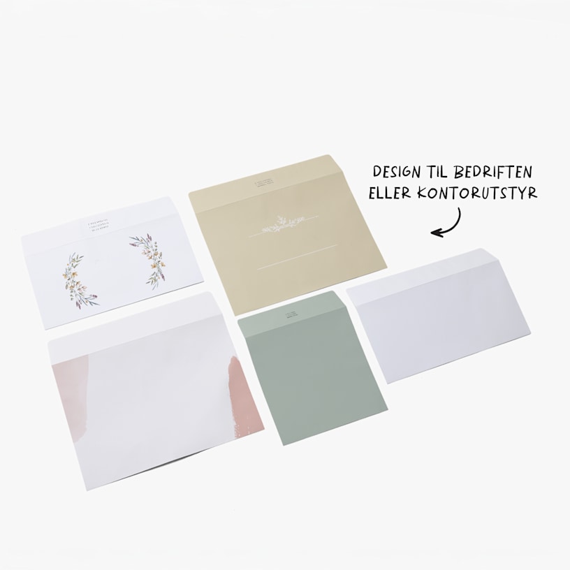 Tilpassede konvolutter trykket i ulike design og farger, med en kommentar om at det finnes design for bedriften din eller brevpapiret ditt. 