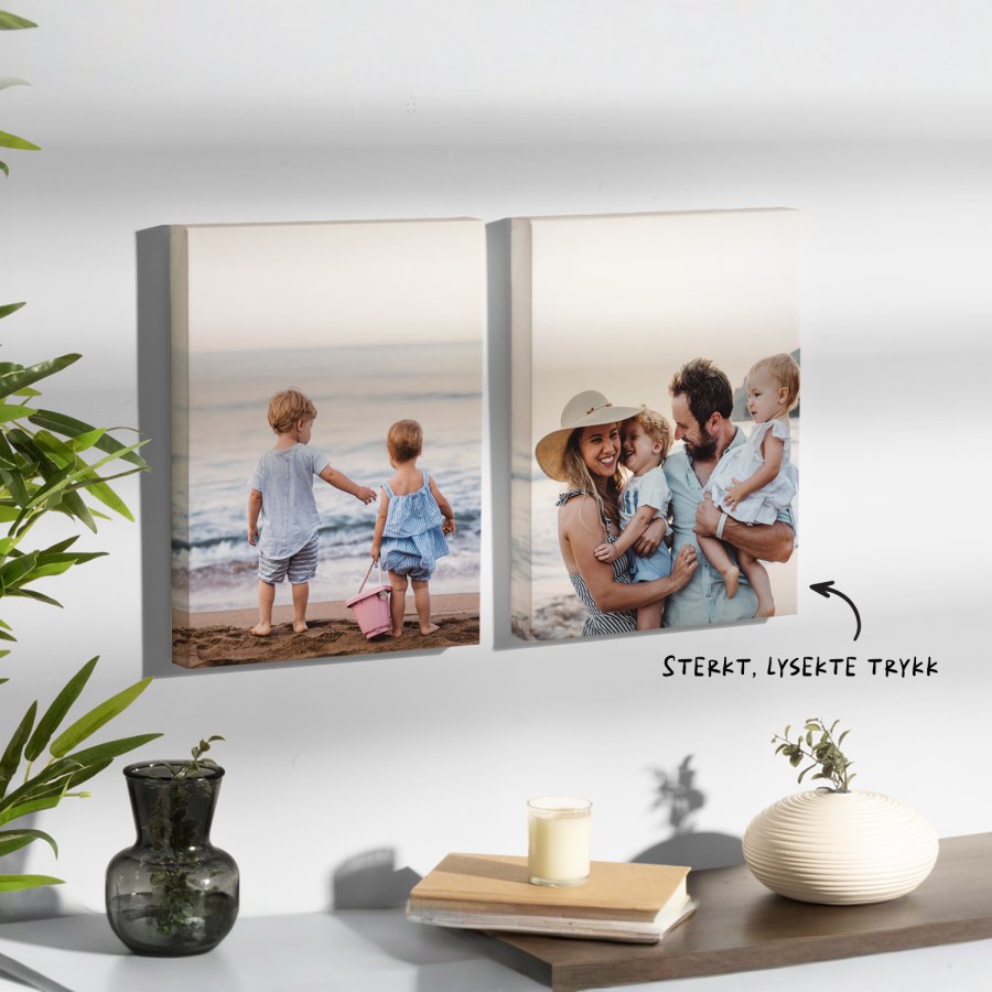 To tilpassede lerret på en vegg med bilder av en familie på stranden. En merknad sier at lerretene trykkes med lyst trykk som ikke blekner. 