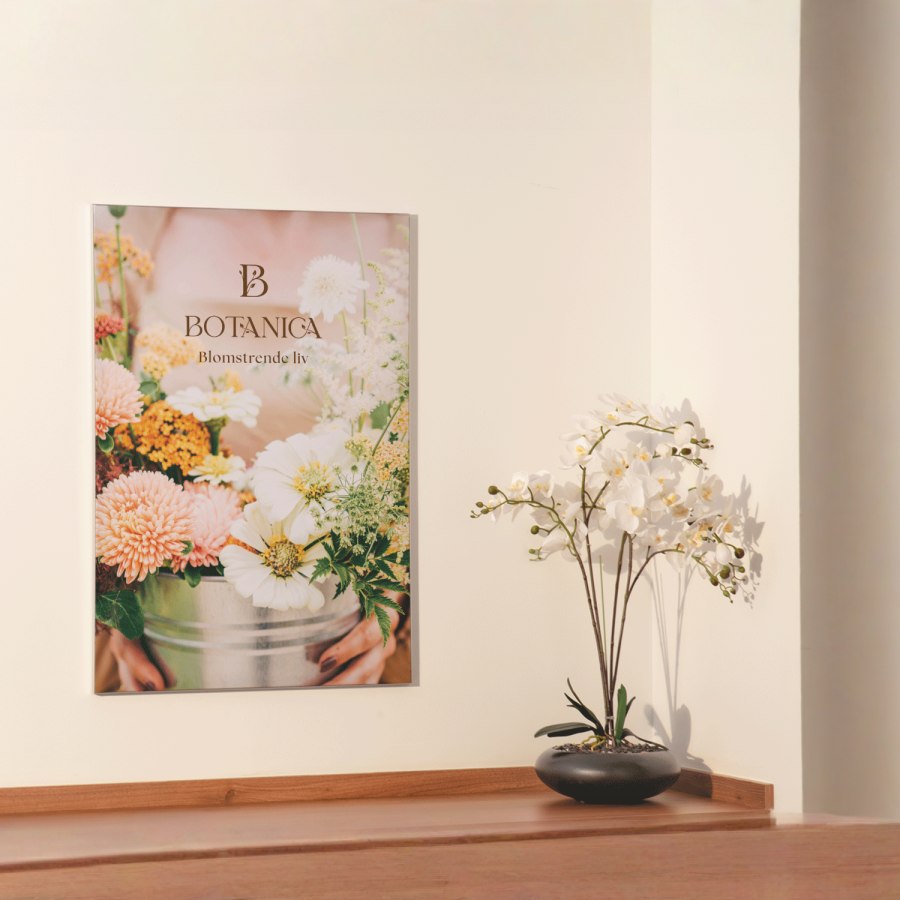 En stofframme fra en blomsterbutikk med et notat som understreker det sterke og lysekte trykket.