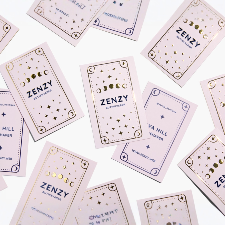 Visittkort med uthevet skrift som reklamerer for en boutique.