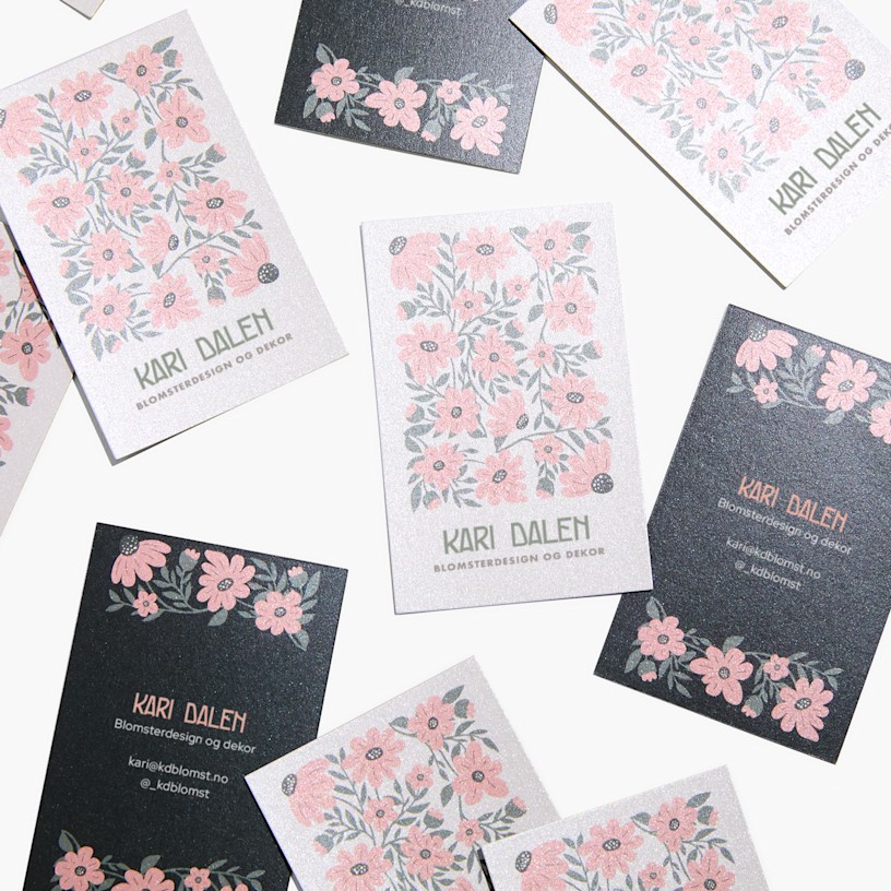 Forsiden og baksiden av visittkort med perlemorspapir for en blomsterbutikk.