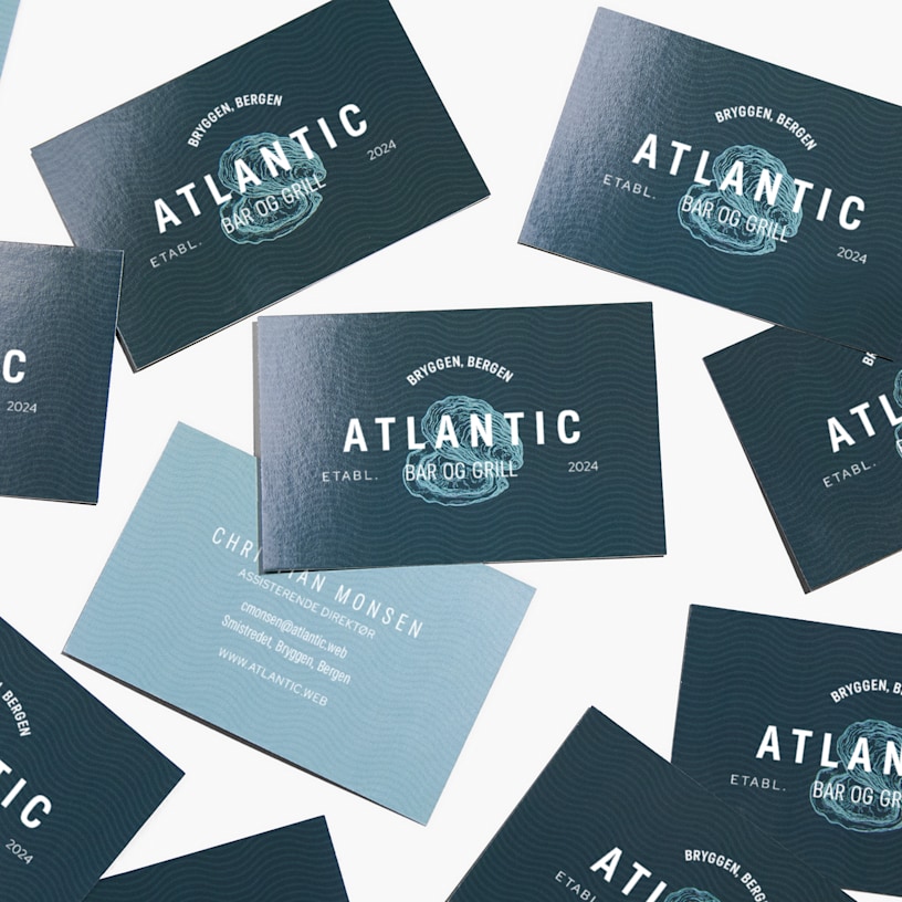 Glansede visittkort for en restaurant, sett forfra og bakfra.