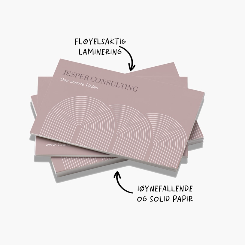 En bunke visittkort med Soft Touch-overflate for en konsulenttjeneste med tekst som viser at de er laget av et iøynefallende, solid papir og at de har et fløyelsaktig laminering.