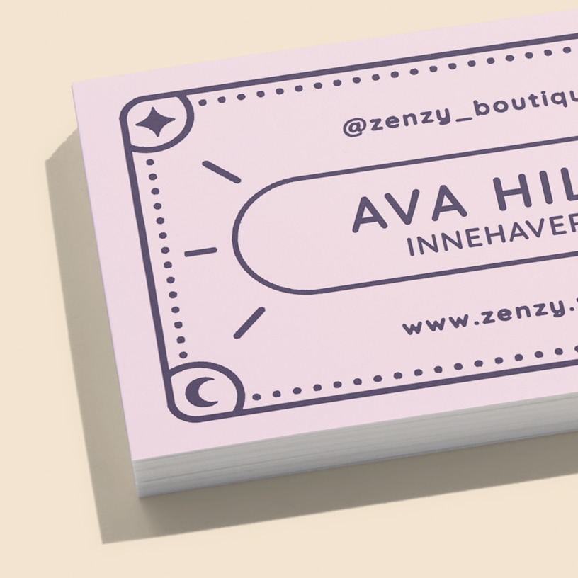 Et nærbilde av en bunke visittkort med Soft Touch-overflate som reklamerer for en boutique.