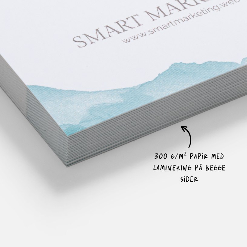 Et nærbilde av en bunke visittkort med Soft Touch-overflate med tekst som understreker at papiret er 300 g/m² og har laminering på begge sider.