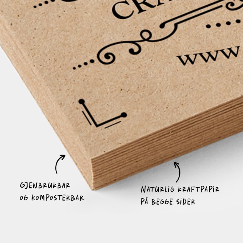 En bunke visittkort av kraftpapir med tekst som viser at disse kortene kan resirkuleres og komposteres samt at de har en naturlig kraftpapiroverflate på begge sider.
