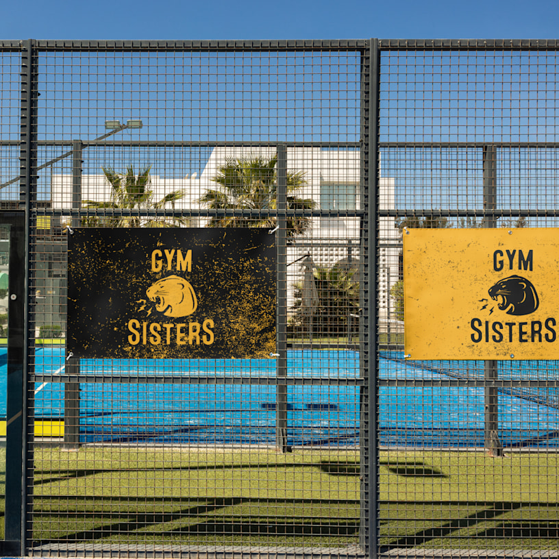 En tennisbaner med reklamebanner.