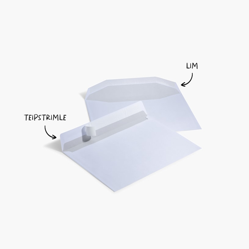 Nærbilde av en hvit forretningskonvolutt med logo og delvis fjernet limbeskyttelse. Bildet viser beskyttelsesstripen for limet.
