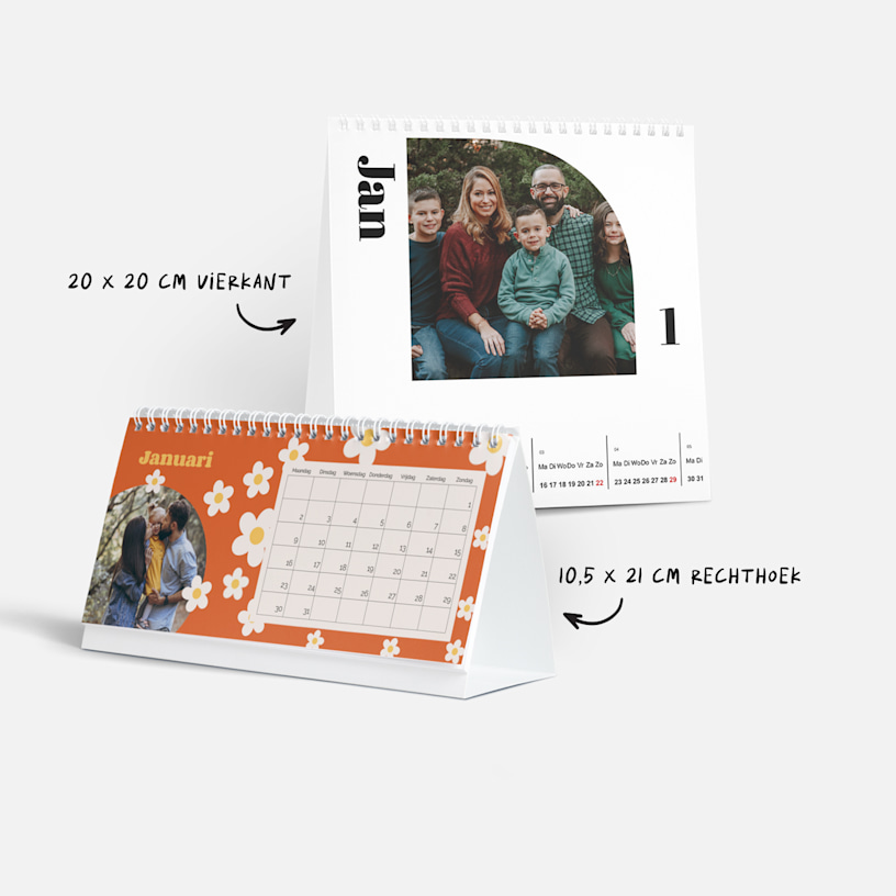 Een vierkante bureaukalender en een rechthoekige bureaukalender met foto's, met de opmerking dat de afmetingen 20 x 20 centimeter en 10,5 x 21 centimeter zijn. 