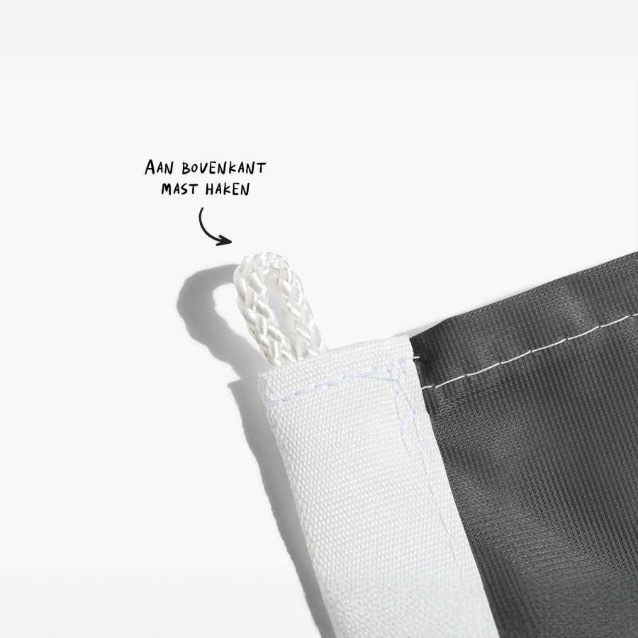 Een close-up van de koordlus aan de bovenkant van een lag met een notitie waarop staat dat dit gedeelte aan de mast moet worden bevestigd.