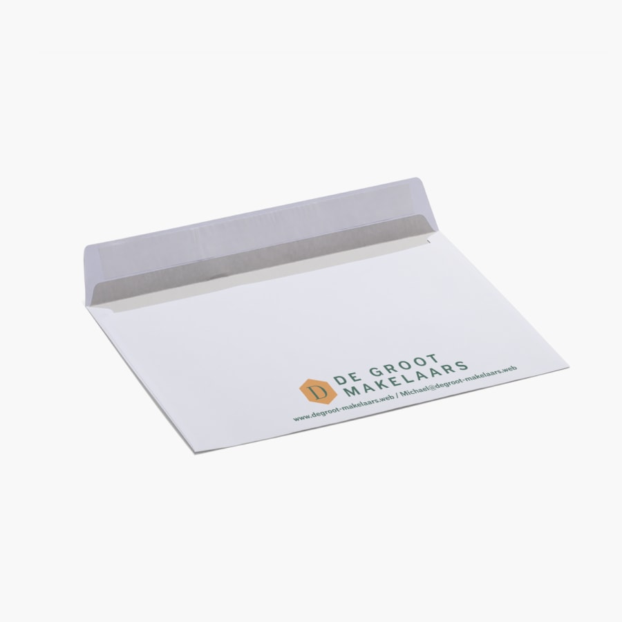 Een open zakelijke envelop met het bedrijfslogo en webadres op de achterkant gedrukt.