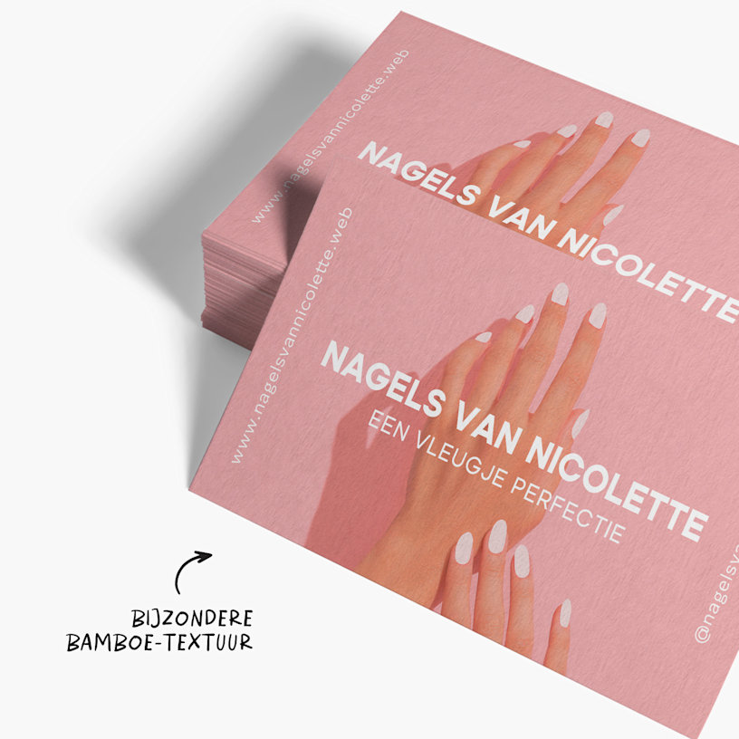 Een stapel bamboe visitekaartjes voor een nagelstudio, met een notitie die de specifieke bamboestructuur benadrukt.