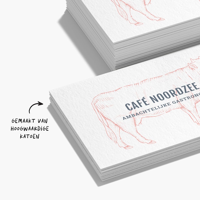 Visitekaartjes voor een luxe restaurant met een opmerking dat ze gemaakt zijn van hoogwaardig katoen.