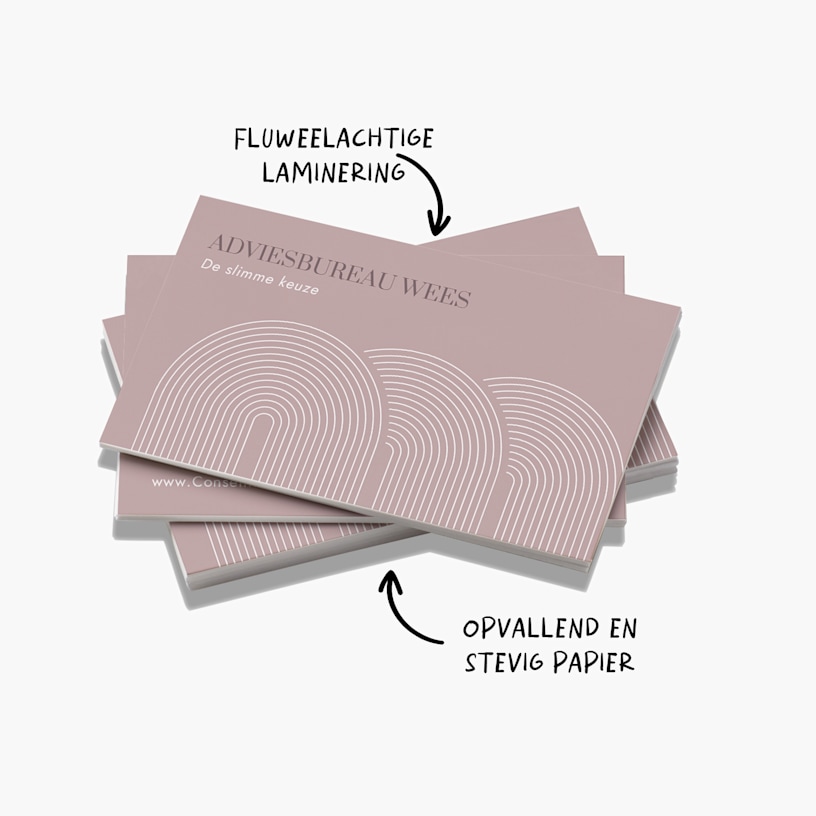 Een stapel soft-touch visitekaartjes voor een adviesbureau met een notitie die aangeeft dat ze gemaakt zijn van bijzonder, duurzaam papier en dat ze een 'fluweelachtige' laminering hebben.
