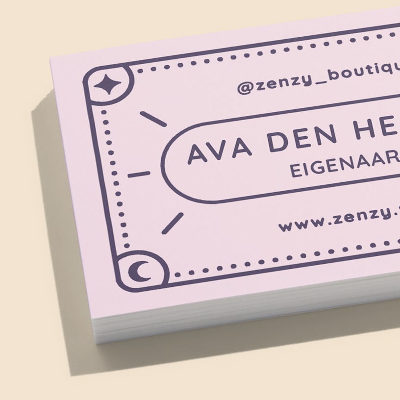 Een stapel soft-touch visitekaartjes voor een boetiek, van dichtbij weergegeven.