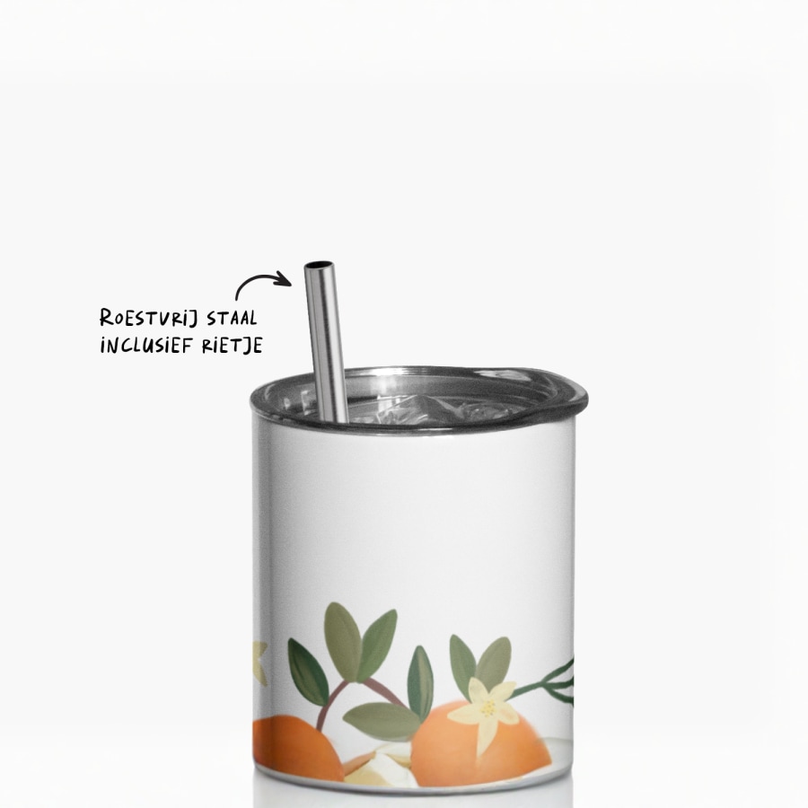 Een gepersonaliseerde reisbeker met de aantekening dat een roestvrijstalen rietje meegeleverd wordt. 