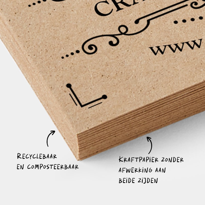 Een stapel visitekaartjes met een opmerking ernaast dat deze kaartjes recyclebaar en composteerbaar zijn en dat ze aan beide kanten een afwerking van natuurlijk kraftpapier hebben.