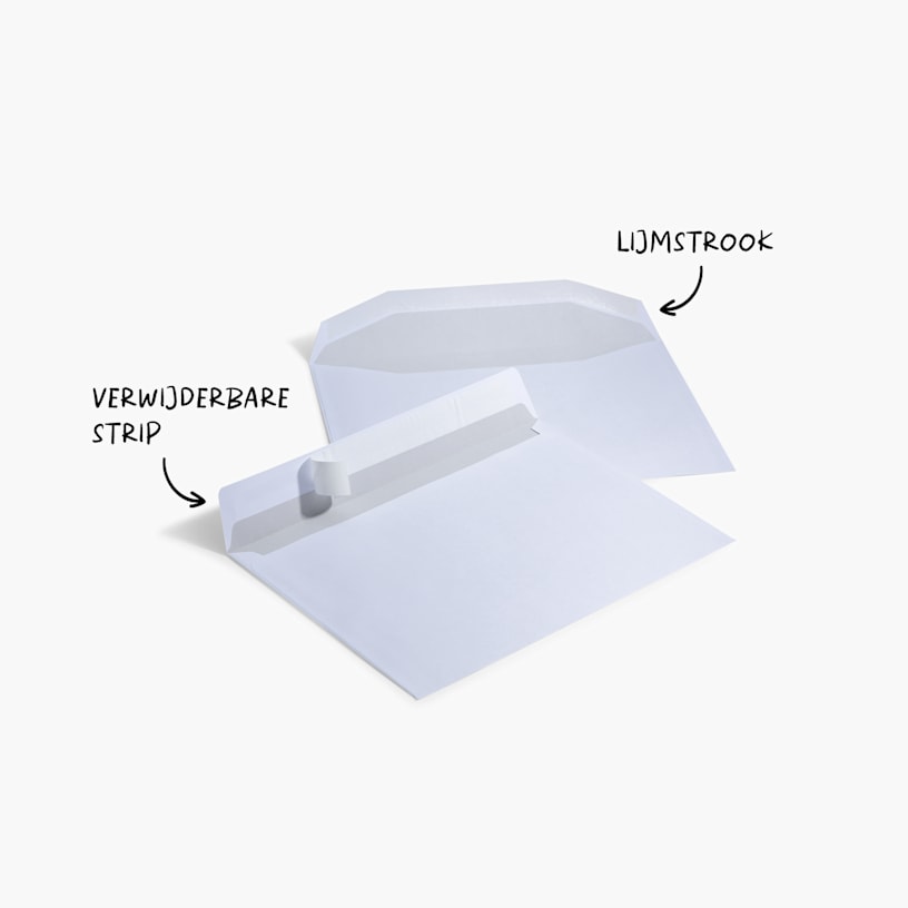 Close-up van een witte, bedrukte, zakelijke envelop met een gedeeltelijk losgetrokken beschermstrip van de zelfklevende sluitstrip.