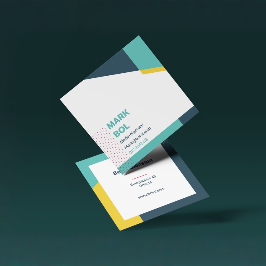 Voor- en achterkant van vierkante visitekaartjes voor iemand die Matthew Cooper heet.