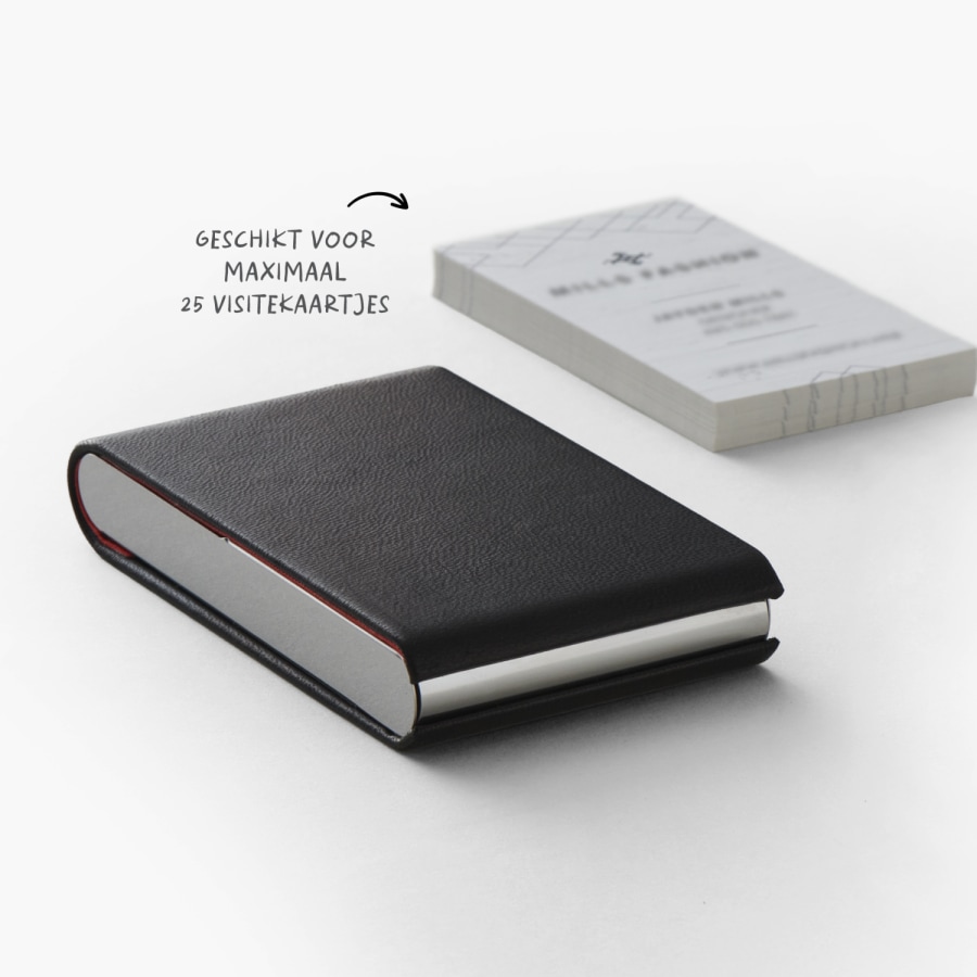 Een verticale zwartleren kaartjeshouder naast een stapel van 25 visitekaartjes, wat de maximale capaciteit is.