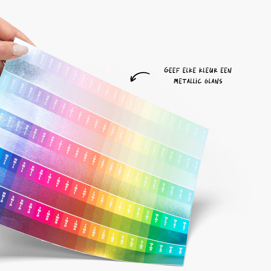 Een hand die een kleurenstaal vasthoudt om aan te geven dat klanten elke gewenste kleur kunnen kiezen om een metallic glans toe te voegen.