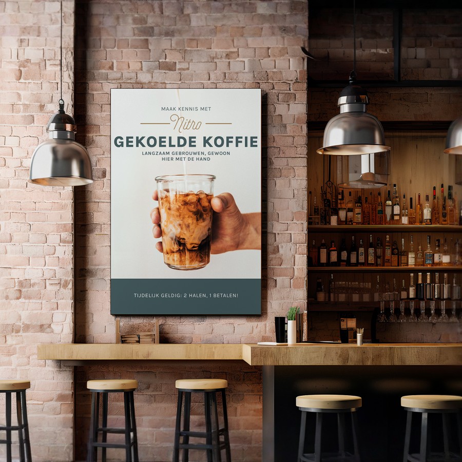 Een textielframe in een koffietentje met een promotie voor het nieuwste item op het menu.